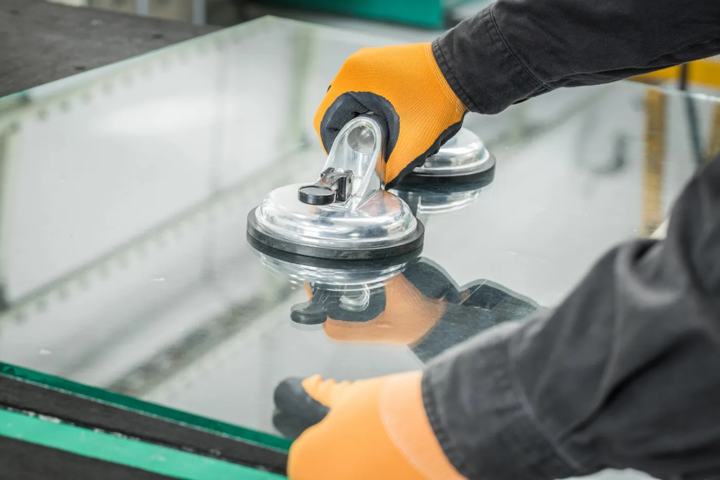 Manutention d'un grand volume de verre à la ventouse dans la boucle de la Seine